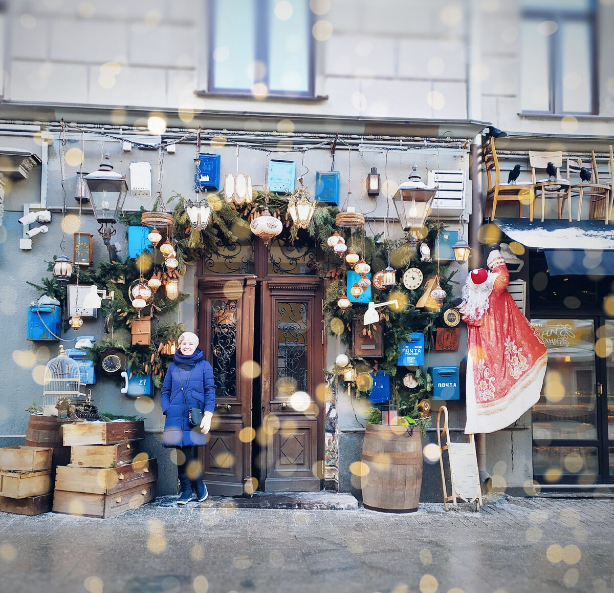 Февраль 2021. Волшебно-новогоднее оформление входа в здание. Какое? Читайте ниже. Фото автора.