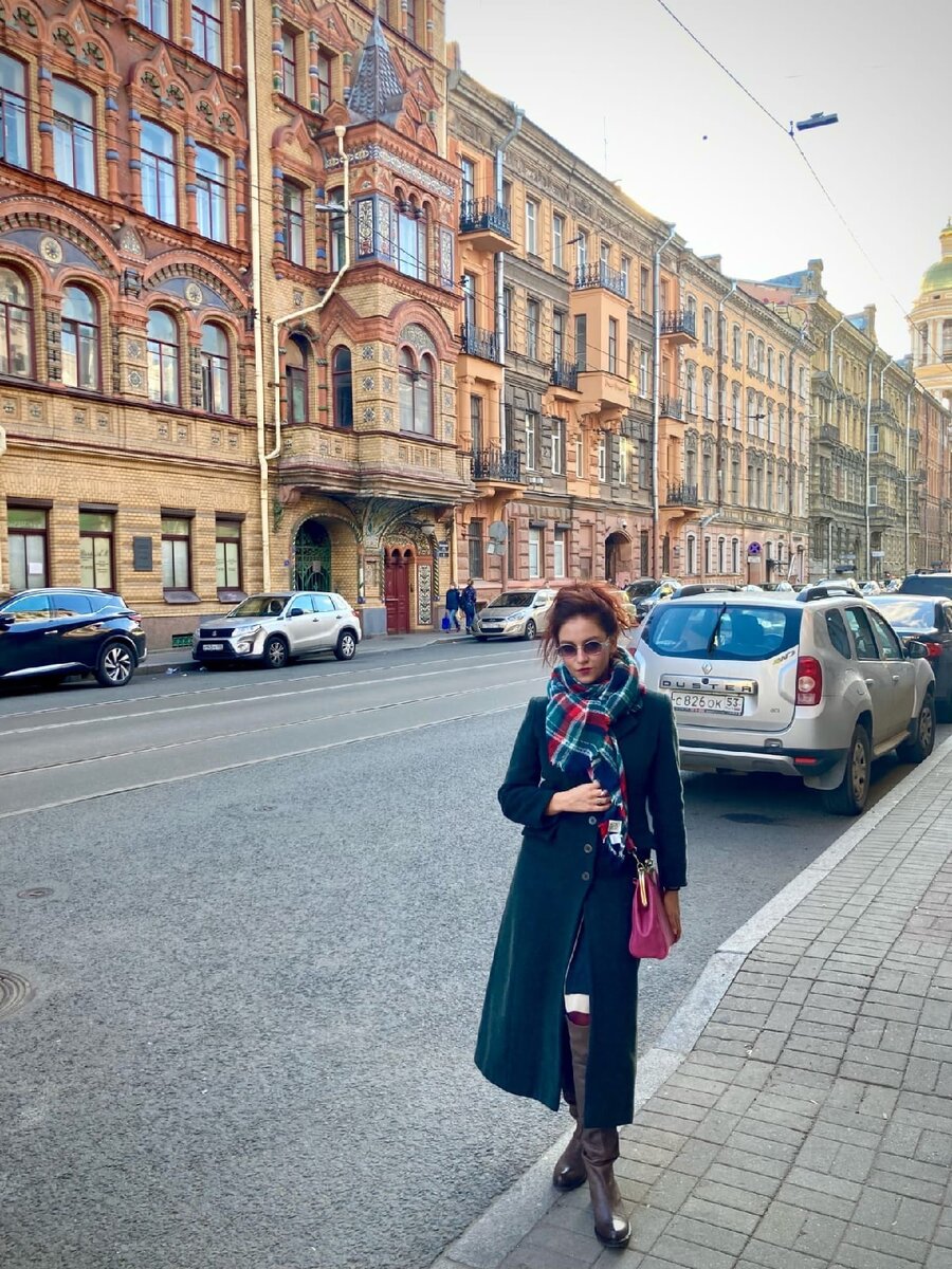 Дочка на фоне "Дома-пряника" на Колокольной. )) Доходный дом Никонова. 