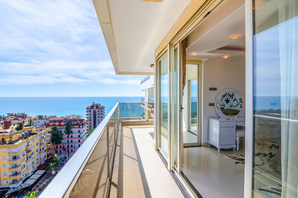 Вид на средиземное море с балкона пентхауса