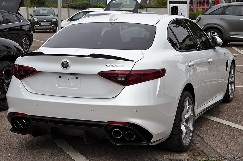 Конструкторам удалось добиться оптимальной развесовки автомобиля 50/50. Глядя в профиль автомобиля, невозможно не обратить внимание на его динамичный и спортивный внешний вид. 