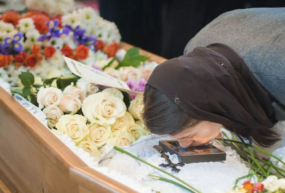 Почему нельзя хранить фотографии с похорон
