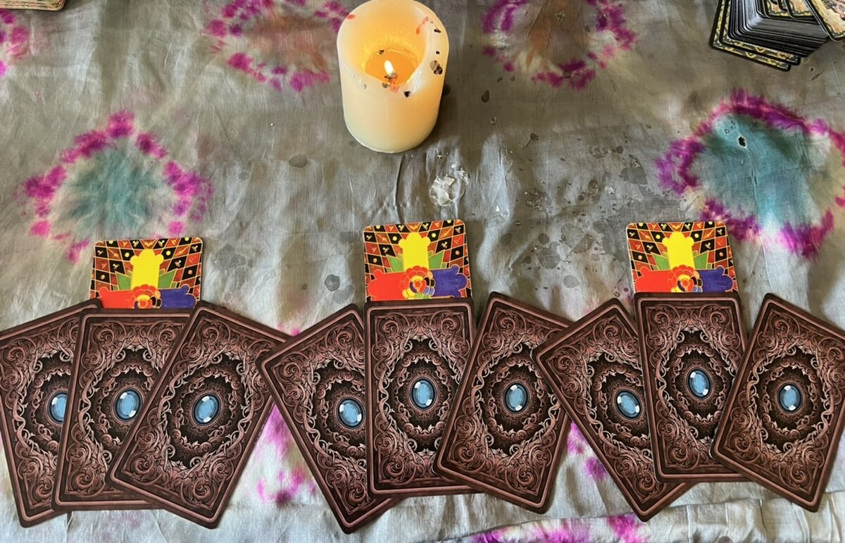🔮Приветствую вас на своём новом канале ! Давайте приступим . Поднимите левую руку ладонью вниз над фото и сконцентрируйтесь на вопросе , подержите ладонь над каждой картой. Та , что «позовёт», та и ваша 🎴