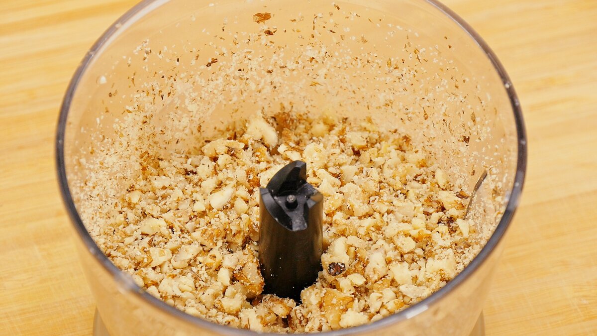 100 грамм любых орехов (у меня грецкие) измельчаем любым удобным способом до мелких кусочков (мне удобно в блендере). А можно и в муку их измельчить. 