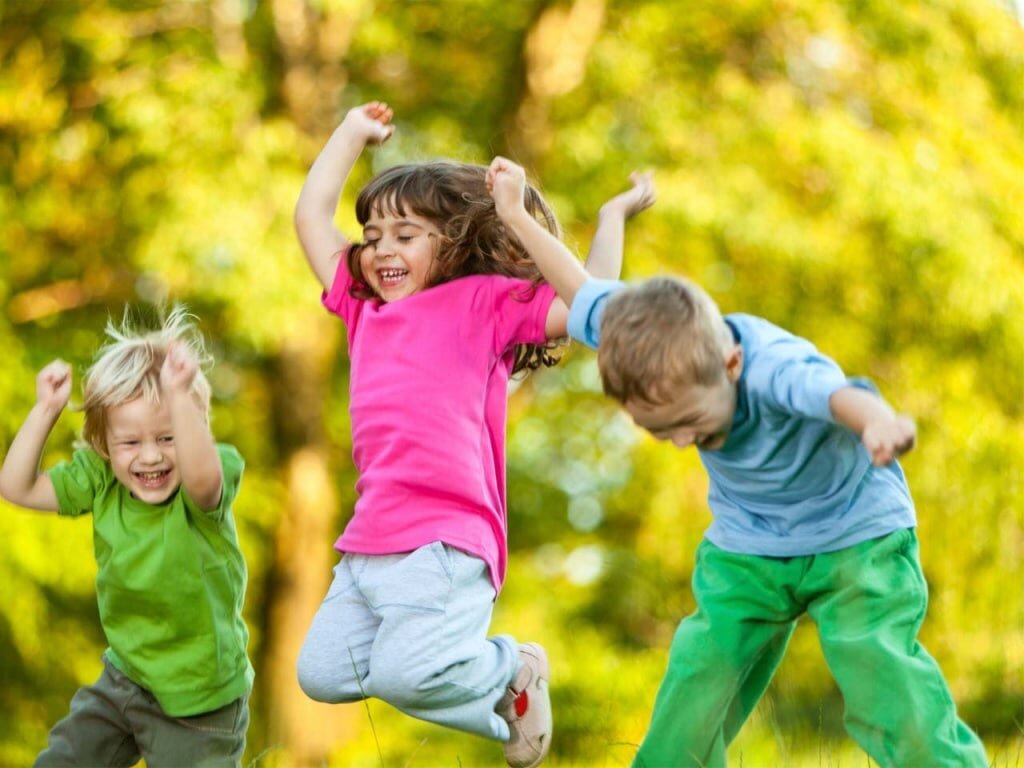 

1. У бабушки Даши внук Паша, кот Пушок, собака Дружок. Сколько у бабушки внуков? (Один)

2. Термометр показывает плюс 15 градусов. Сколько градусов покажут два таких термометра? (15 градусов)

3. Саша тратит на дорогу в школу 10 минут. Сколько времени он потратит, если пойдет вместе с другом? (10 минут)

4. В парке 8 скамеек. Три покрасили. Сколько скамеек стало в парке? (8 скамеек)

5. Меня зовут Юра. У моей сестры только один брат. Как зовут брата моей сестры? (Юра)

6. Батон разрезали на три части. Сколько сделали разрезов? (Два разреза)

7. Что легче 1 кг ваты или 1 кг железа? (Одинаково)

@Funny_crafts
