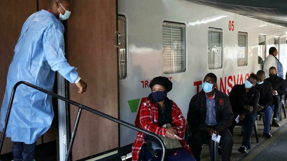 Очередь на вакцинацию против COVID-19 недалеко от Йоханнесбурга, Южная Африка, 30 августа 2021 года. Фото Sipiwe Sibeko, Reuters - File