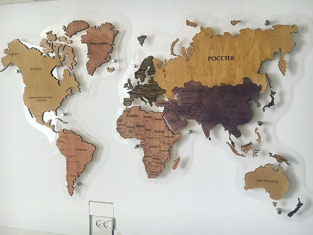 Цветная карта мира из дерева