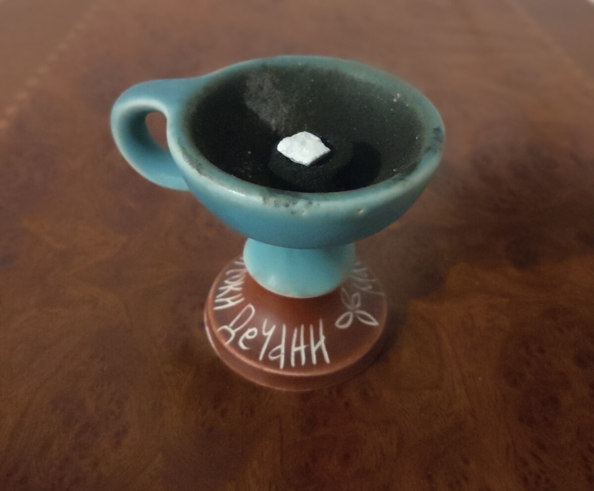 Кадильница, уголек и ладан.