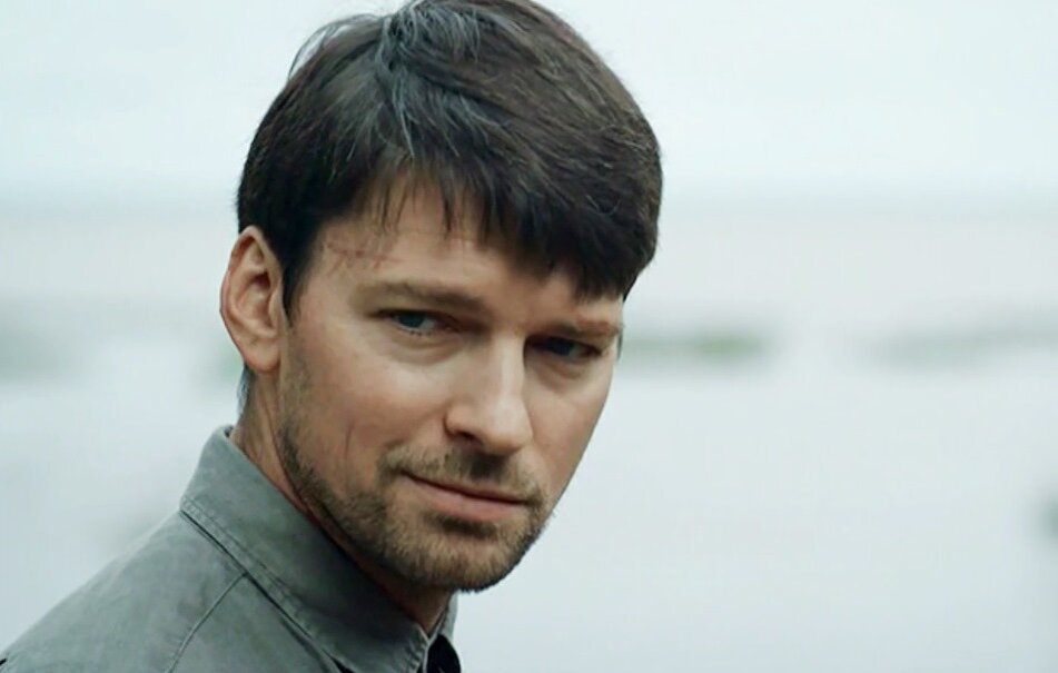 Даниил Страхов в роли Павла Андреева-Знахаря. Источник фото: https://www.kino-teatr.ru/kino/movie/ros/126813/foto/i5/875075/