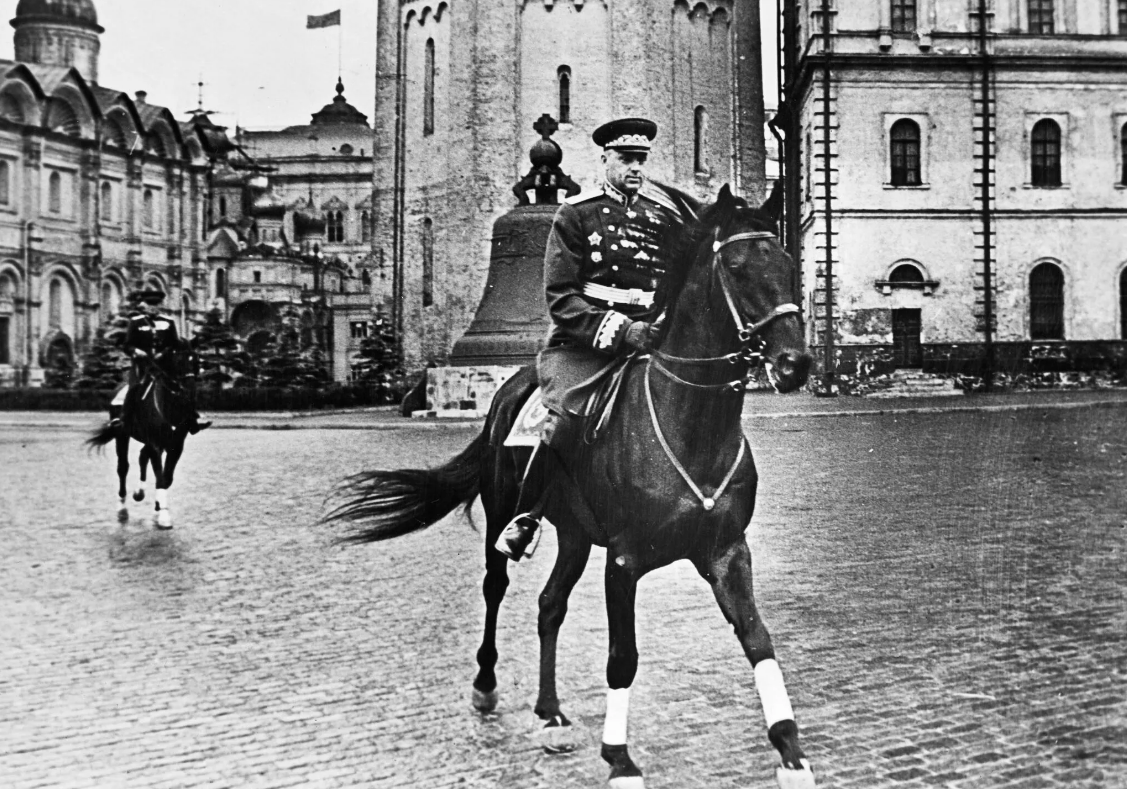 Командующий парадом победы. Рокоссовский на параде Победы 1945. Маршал Рокоссовский на параде Победы 1945. Константин Рокоссовский на параде Победы 1945 год. Рокоссовский Константин Константинович на параде