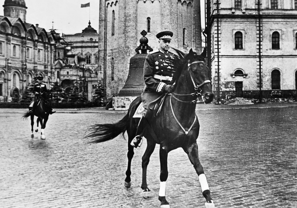 Маршал победы парада. Рокоссовский на параде Победы 1945. Маршал Рокоссовский на параде Победы 1945. Константин Рокоссовский на параде Победы 1945 год. Рокоссовский Константин Константинович на параде.