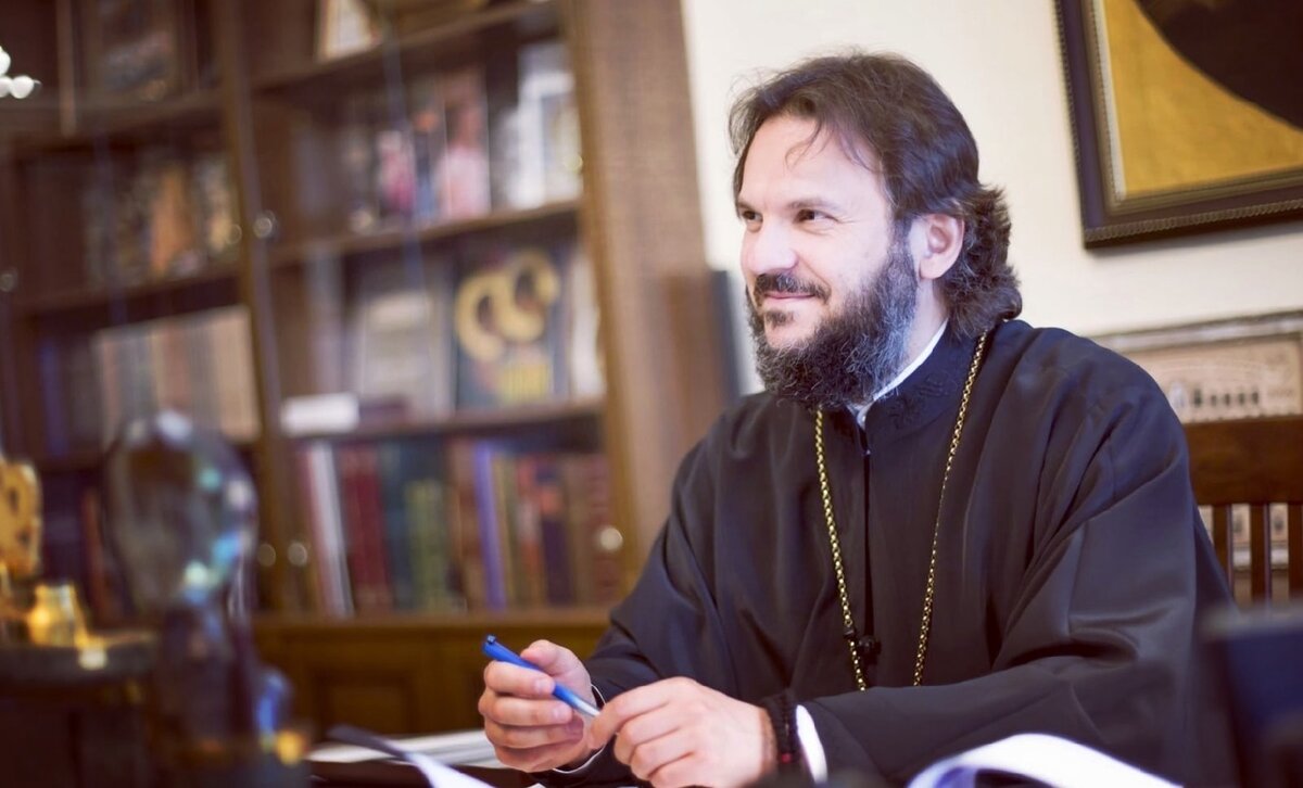 Амвросий (Ермаков Виталий Анатольевич) — архиепископ Петергофский, викарий Санкт-Петербургской епархии, ректор Санкт-Петербургской Духовной Академии.