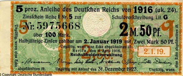 Купон военного займа 1916 год. Номинал 2,5 марки. Серия: 1. Номер: Семизначный. Литера: G. Тиснёная печать. Банковские печати: красная. Дата: 2.1.19. Источник фото указан на изображении денежного знака.