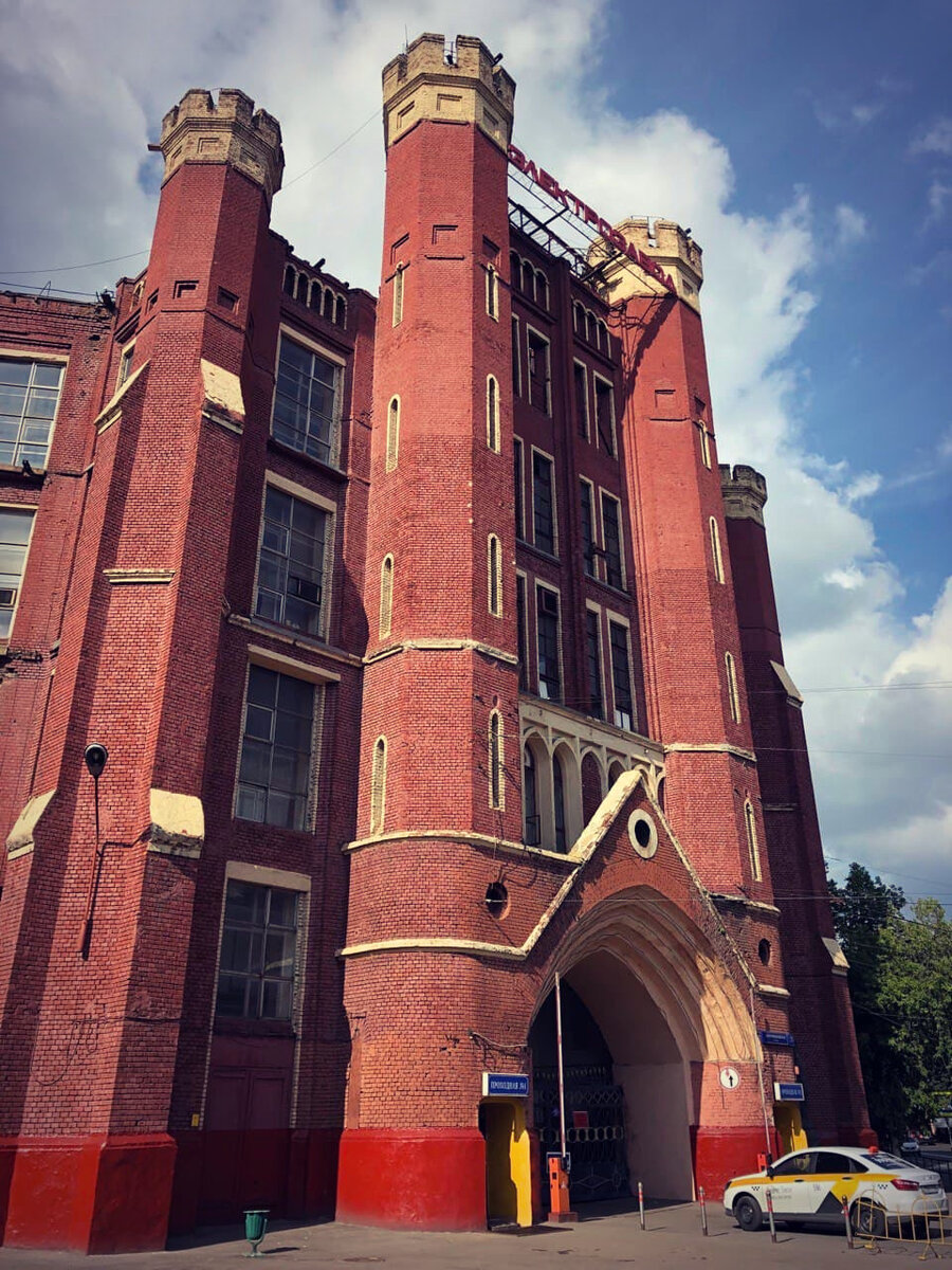 Электрозавод - шедевр московской промышленной архитектуры начала XX века; к счастью, конкретно это здание пока сносить не собираются