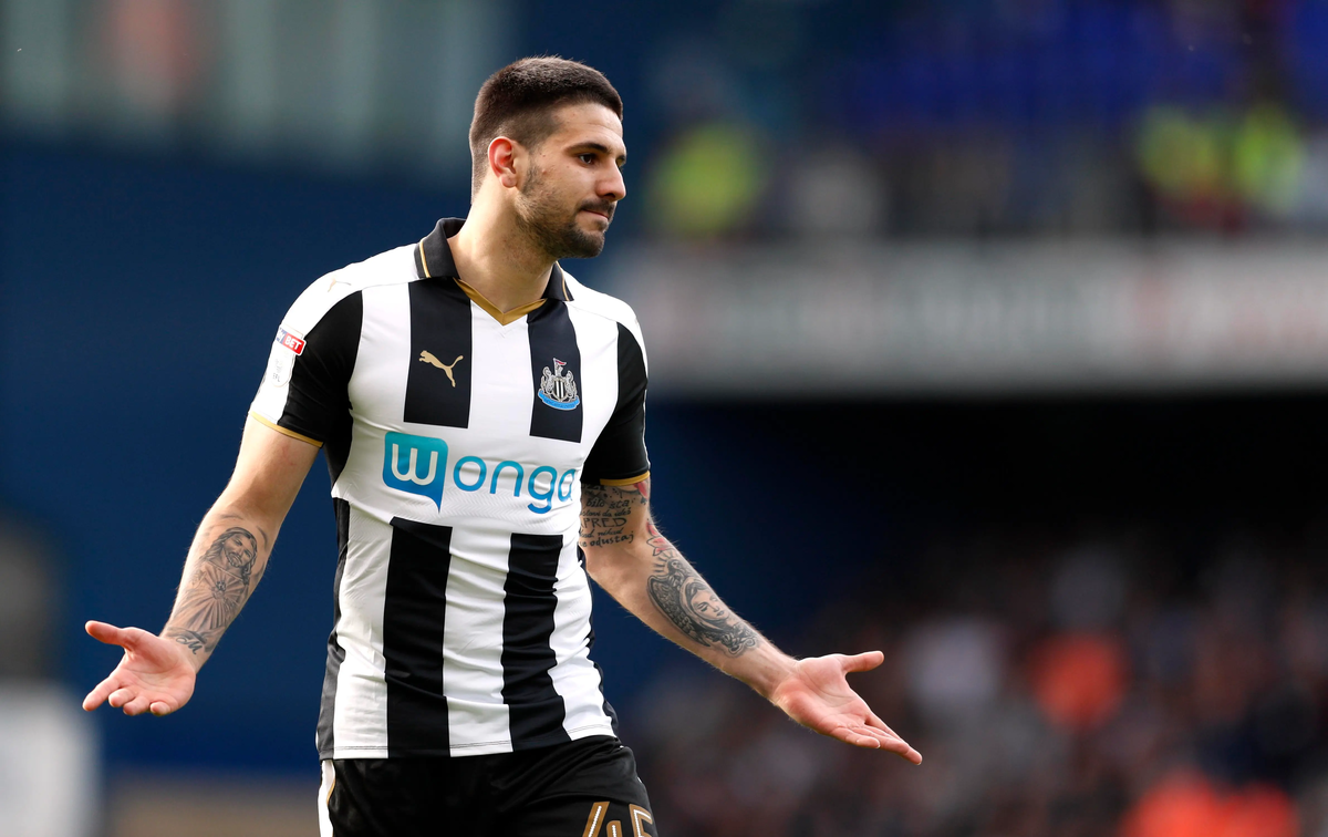 Источник: https://www.thesun.co.uk/sport/football/3788835/newcastle-striker-aleksandar-mitrovic-rocks-rafa-benitez-by-claiming-he-could-leave-this-summer-despite-promotion-back-to-the-premier-league-in-2016-17/