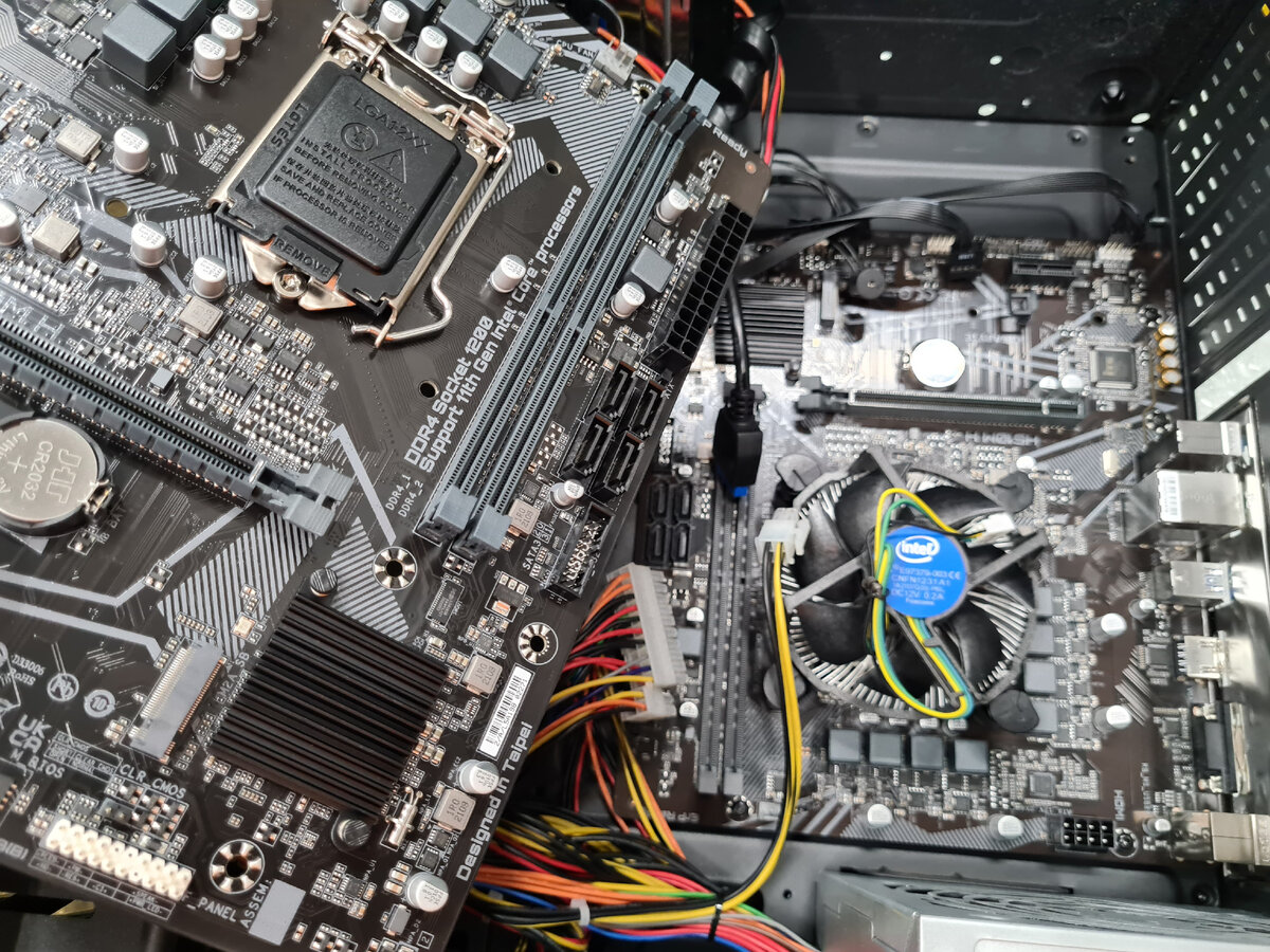 "Появился треск из колонок". Чтобы решить проблему пришлось разобрать ...