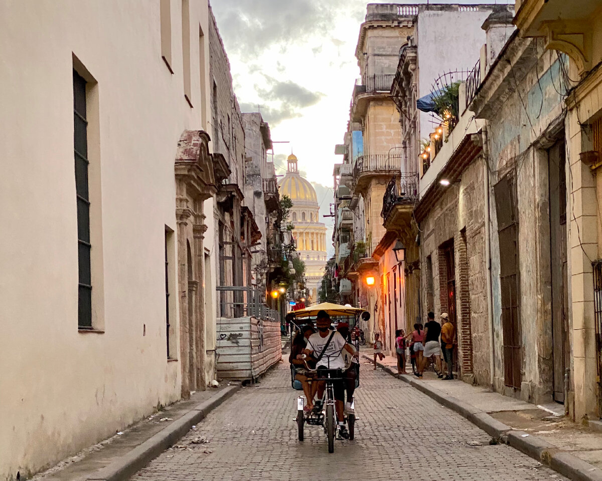 Велотаксист на улице Гаваны