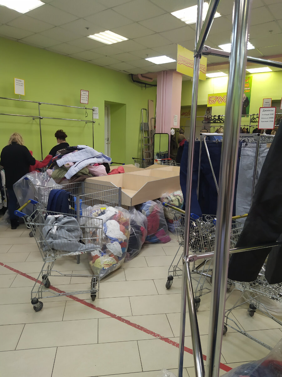 Магазин менее чем за час до закрытия в пятницу.