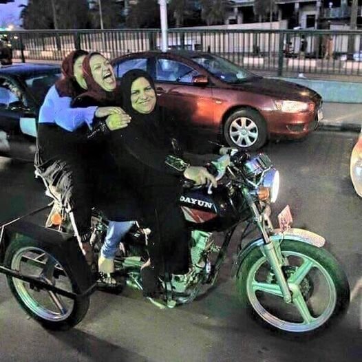 А вы думали египетские женщины только сидят дома и готовят! Нет, они любят тоже прокатиться с ветерком на мотоцикле.