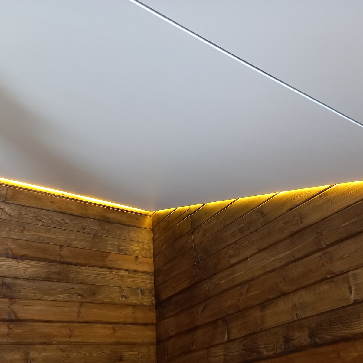 Магия потолков самара. Потолок конаково. Натяжной потолок черный с белым. Натяжные потолки в центре комнаты с установкой. Потолок конаково.