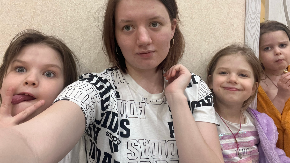 Так так..Кто это такой хмурый сзади нас??