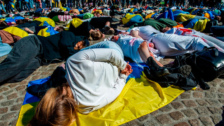 КРОВАВЫЕ ПРЕДСТАВЛЕНИЯ "БЕЖЕНЦЕВ" С УКРАИНЫ УЖЕ УТОМИЛИ ЕВРОПЕЙЦЕВ. ФОТО: ANA FERNANDEZ/KEYSTONE PRESS AGENCY/ GLOBALLOOKPRESS 