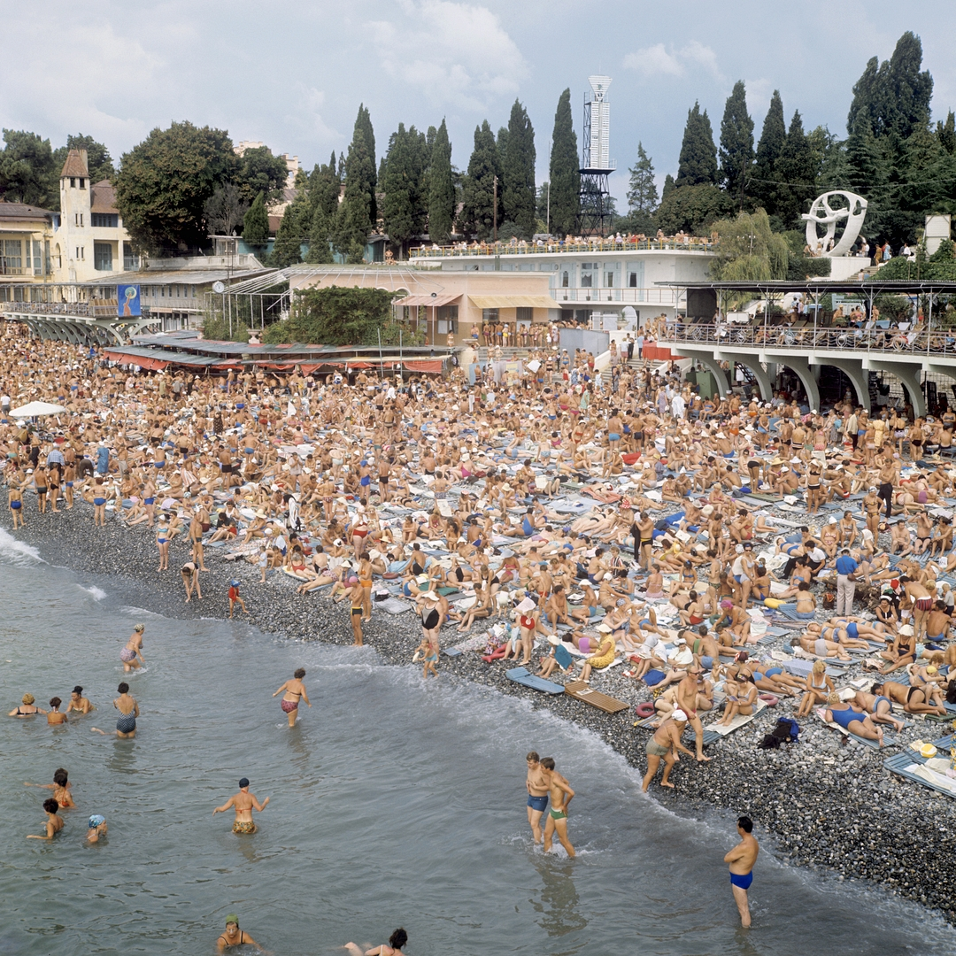 Отдыхающие на одном из пляжей города Сочи (1971 год)