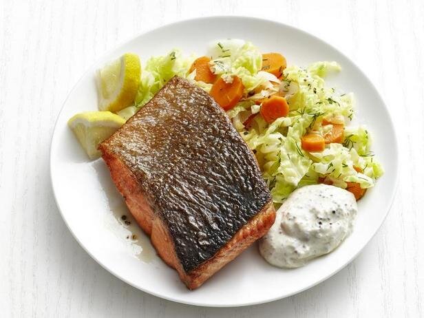 Блюдо готовится за считаные минуты и отлично подходит для богатого белком и овощами ужина в будний день. Жареный на сковороде лосось подаётся с отваренной савойской капустой с морковью и укропом. Быстрый соус из сметаны и зернистой горчицы великолепно дополнит собой и овощи, и рыбу. Сбрызните лимонным соком и наслаждайтесь. 