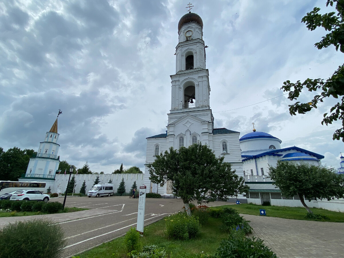 Центральный вход в Раифский монастырь под колокольней