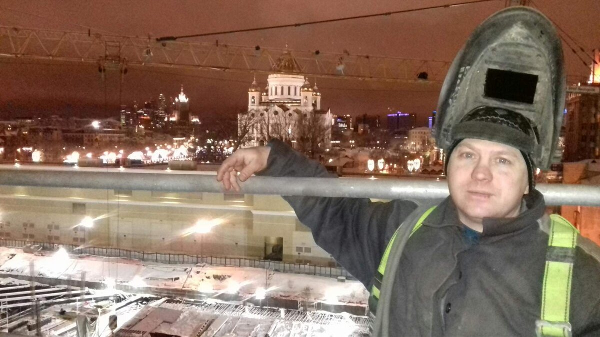 Его основная специальность- сварщик. Но и на объектах успевает решать вопросы родной деревни 