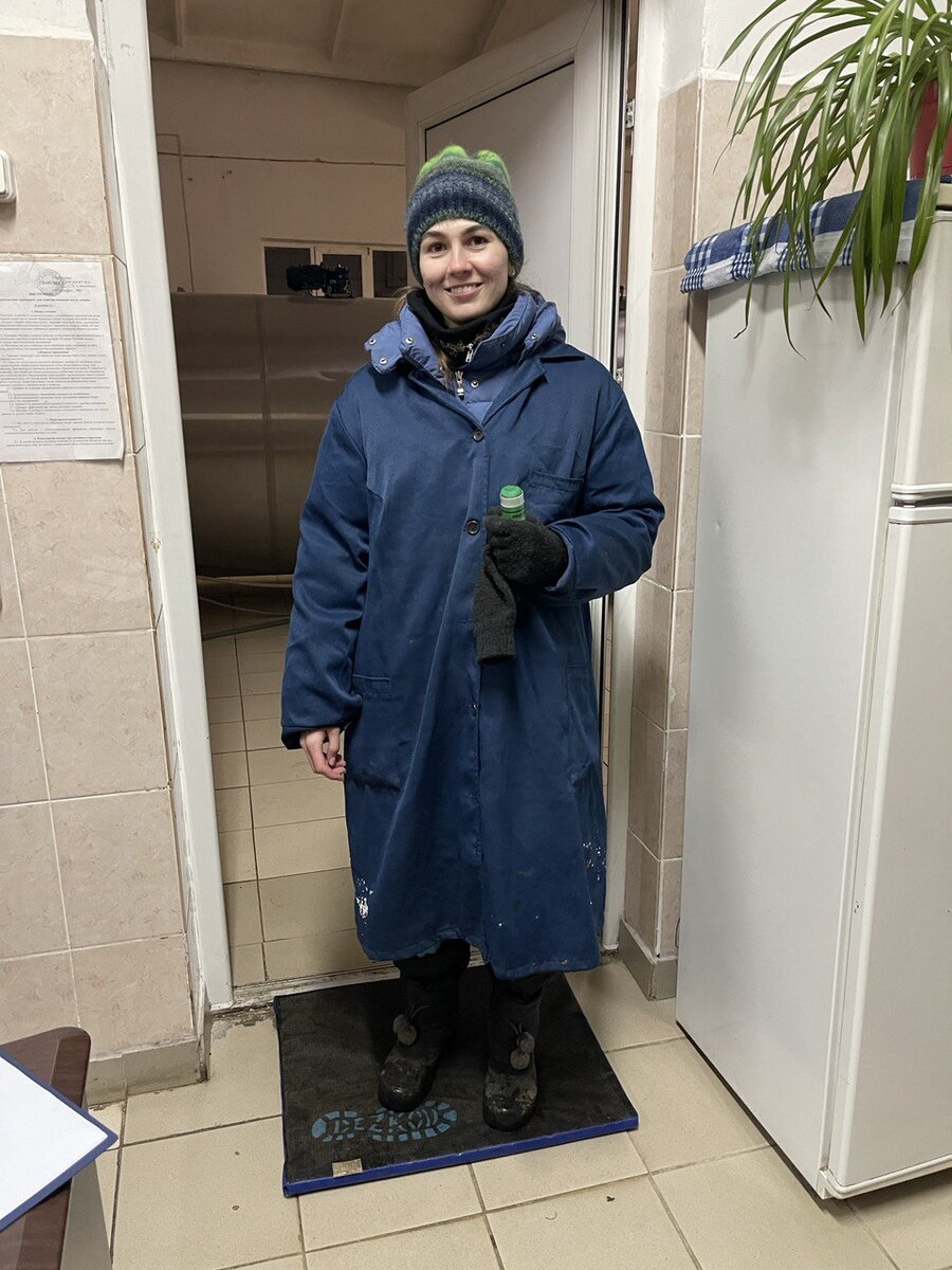 Я в халате. 5 утра. Обратите внимание на то, что я держу в руках. Листайте галерею.