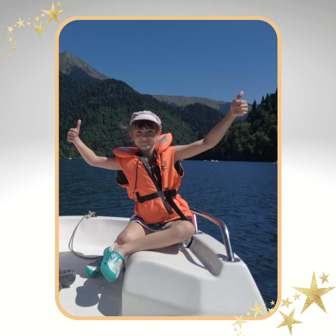 Настя закончила 2 класс хорового отделения Детской школы искусств имени В.В. Крайнева, в хоре «Аврора», неоднократно выступала в концертном зале «Зарядье», в Рахманиновском зале. За участие в концерте талантливая ученица награждена грамотой (2022 год). 