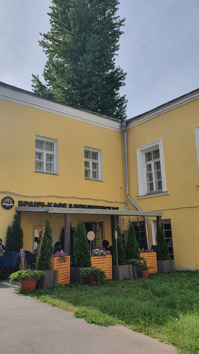 Вход в кафе и летняя терраса. 