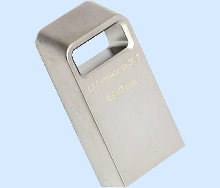 Флешка имеет серебристый цвет