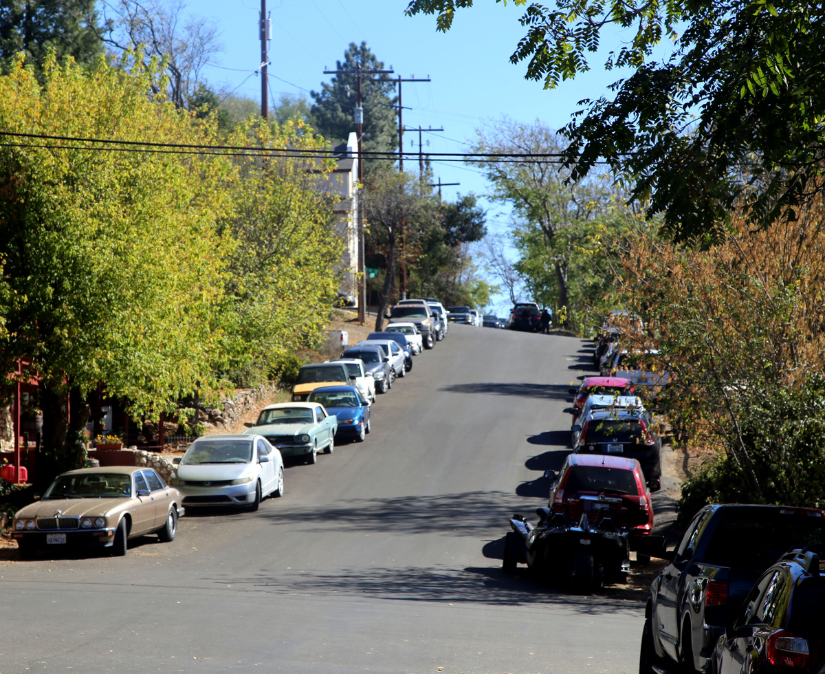 г.Джулиан. Много туристов.