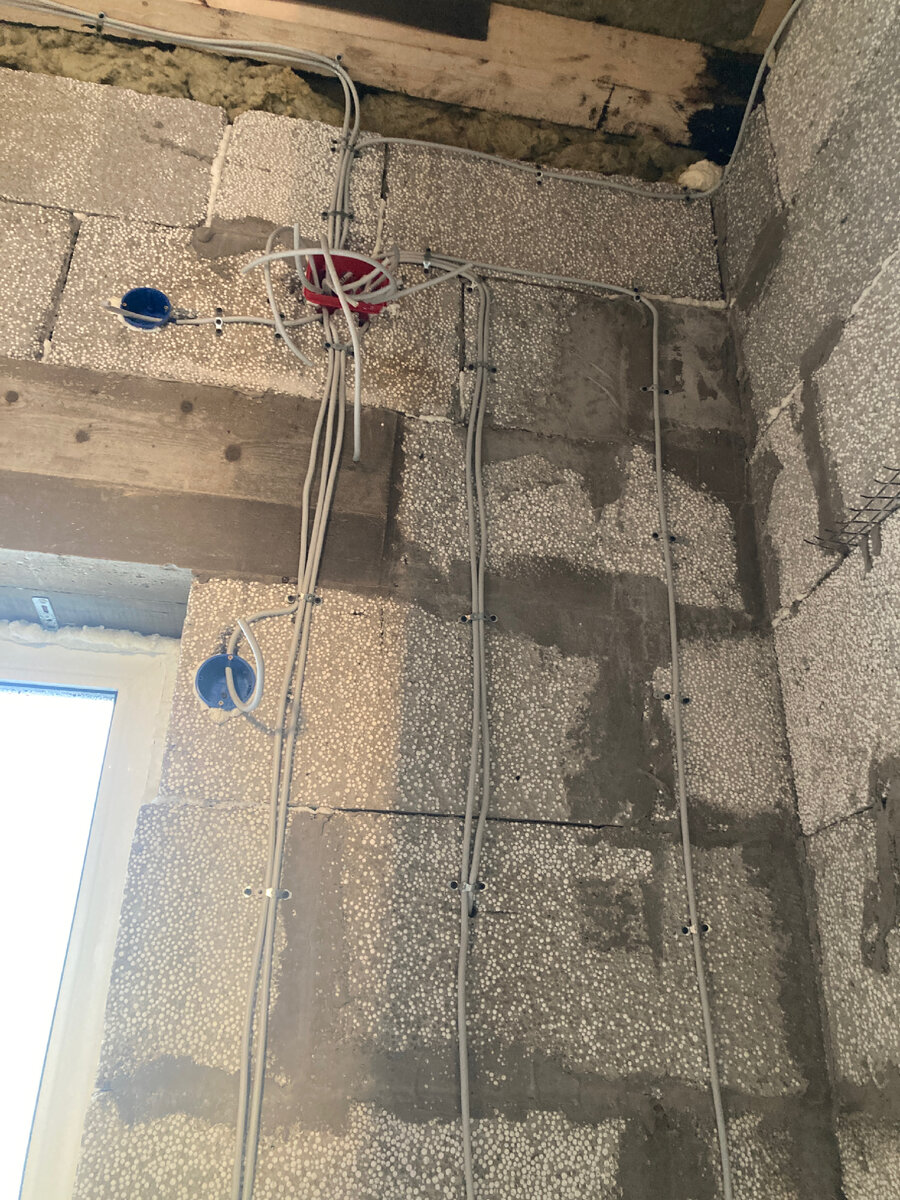 Вот куда без розетки для кондиционера? Правильно, никуда. 