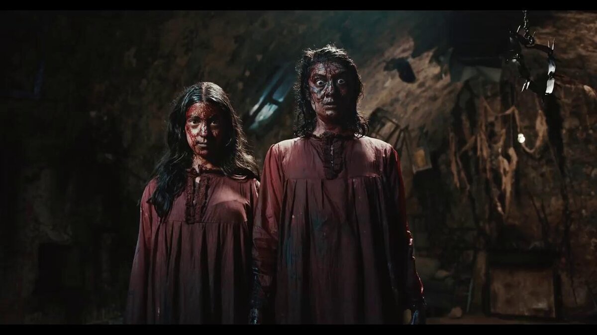 Кадр из фильма. Пучат старательно глазки...