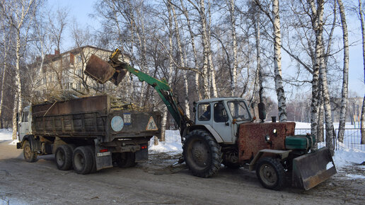 Трактор ЮМЗ-6АЛ с экскаватором ЭО-2621А с грейфером. / The old Soviet tractor YUMZ-6AL.