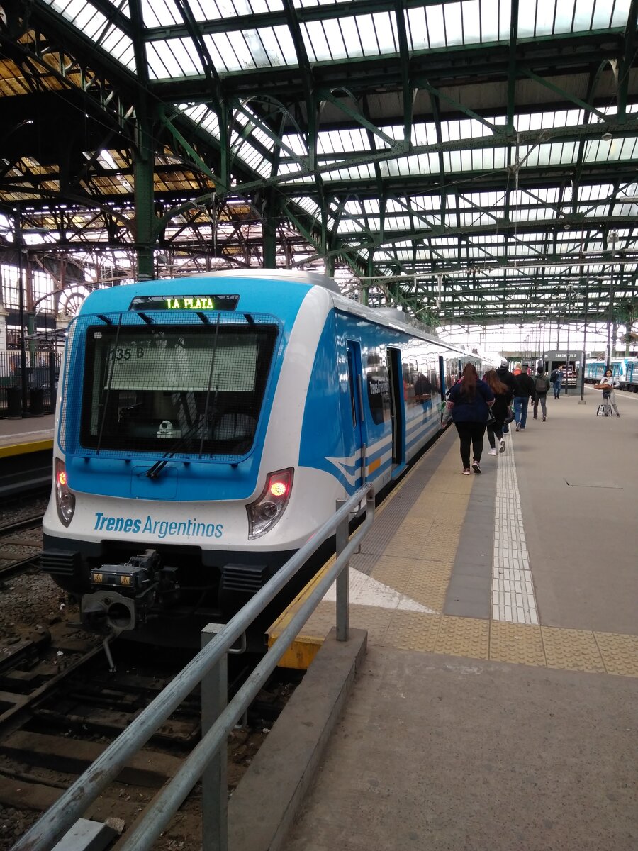 Электричка на вокзале Буэнос-Айреса