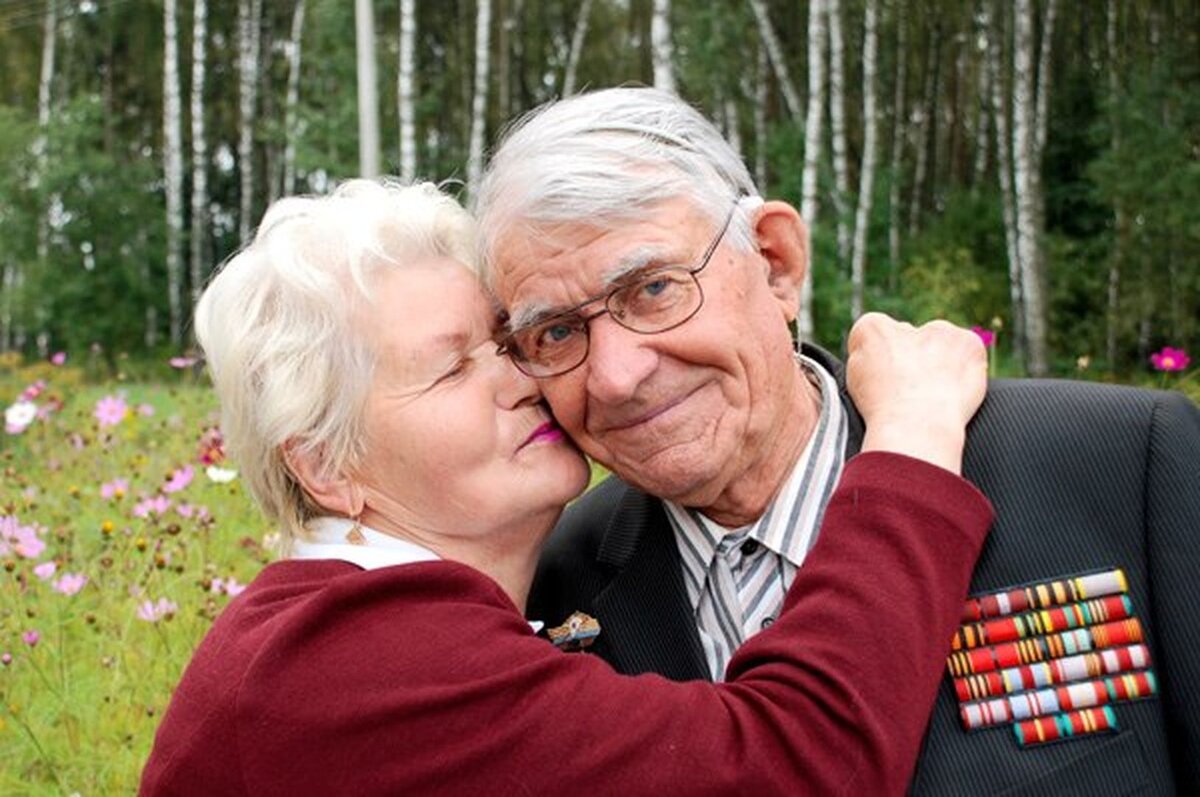 Видео пожилым супругам. Пожилые люди. Счастливые пенсионеры. Русские пожилые люди. Русские пенсионеры.