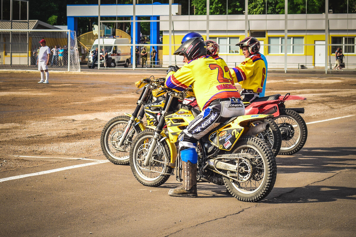 Запасные. Кстати, в мотоболе может быть сколько угодно замен