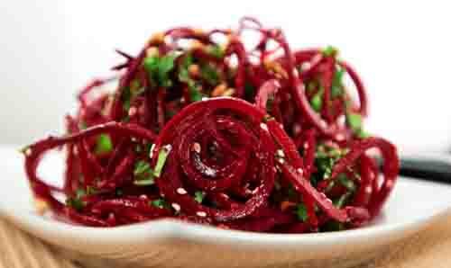 1. Свекольный. Вам понадобятся: вареная свекла  (2 шт.), репчатый лук (1 шт.), чеснок (2-3 зубчика), кинза,  растительное масло (2 чайные ложки). Приготовление: свеклу нарезаем  соломкой, добавляем кольца лука, чеснок, кинзу и растительное масло.