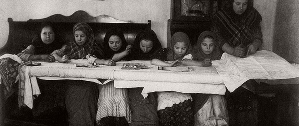 Русские крестьянские девочки за рукоделием (monovisions.com)