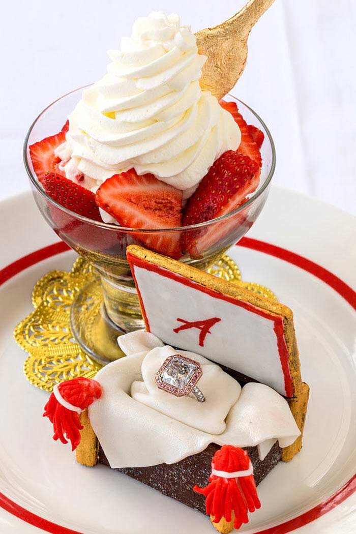 
Можете не верить своим глазам, но цена настоящая. Если вы вдруг решите полакомиться мороженым Strawberries Arnaud, то будьте уверены, что в порции вы найдете: исключительное ванильное мороженое, лучшую клубнику и … кольцо с уникальным розовым брильянтом в 4.7 карата (это не более, чем украшение, кольцо придется вернуть). К мороженому вам подадут драгоценный портвейн, а сопровождать действо поедания будет джазовый ансамбль.