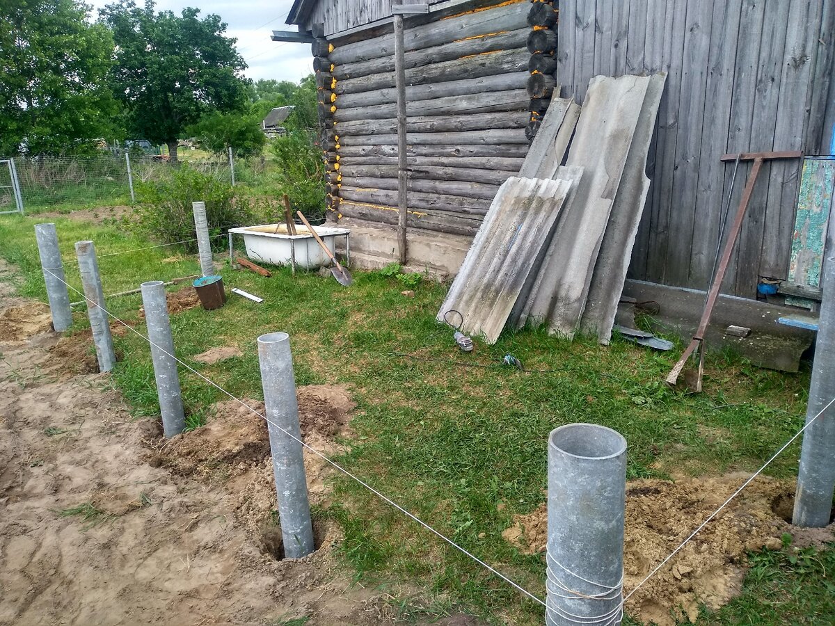 трубы  зарытые в землю. расстояние между трубами 1.5 метра
