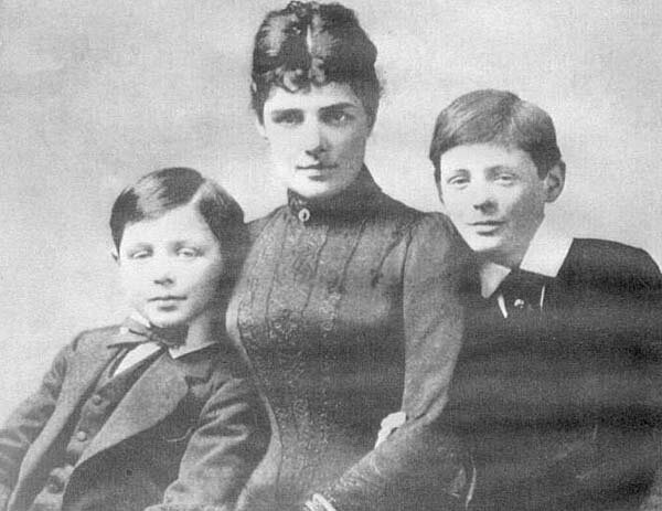 Дженни Черчилль с сыновьями Джоном (слева) и Уинстоном (справа), 1889
