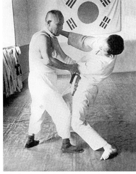 Чхве Ён Соль обучает техникам хапкидо.