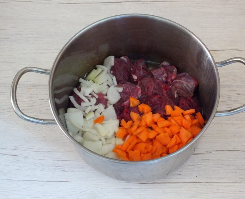 Добавляем мясо, лук, морковь