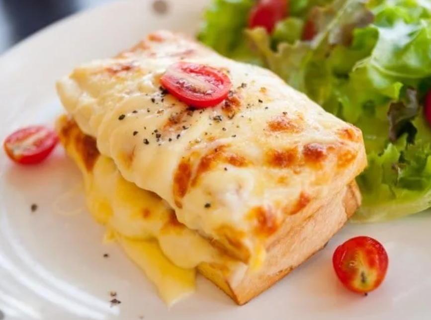 Тост с ветчиной, сыром и сметанным соусом