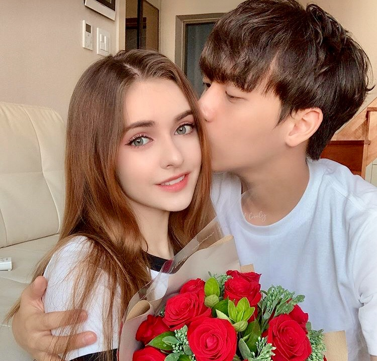                      Саша и Джей (ведут популярный блог про жизнь международной пары)