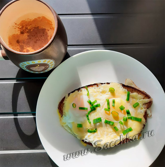Яичница в хлебе с сыром
